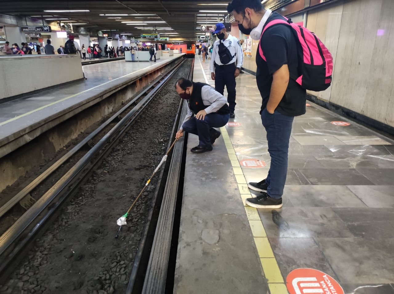 ¿Qué hacer si tu celular cae a las vías del Metro?