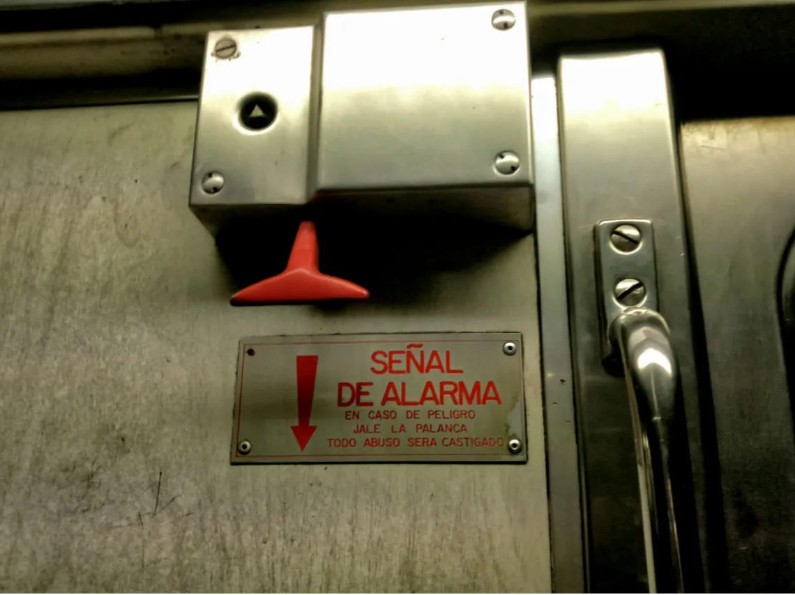 ¿Cuál es la multa por jalar la palanca de emergencia del Metro sin